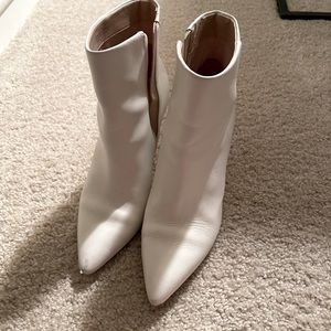 Aldo women’s white booties size 8.5